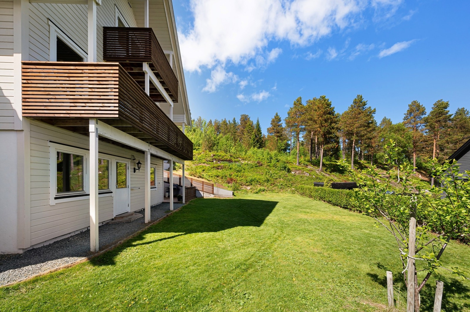 Pent opparbeidet selveid tomt på 647m² med flere nivåer og romslige gressarealer med flott beplantning. Galleribilde