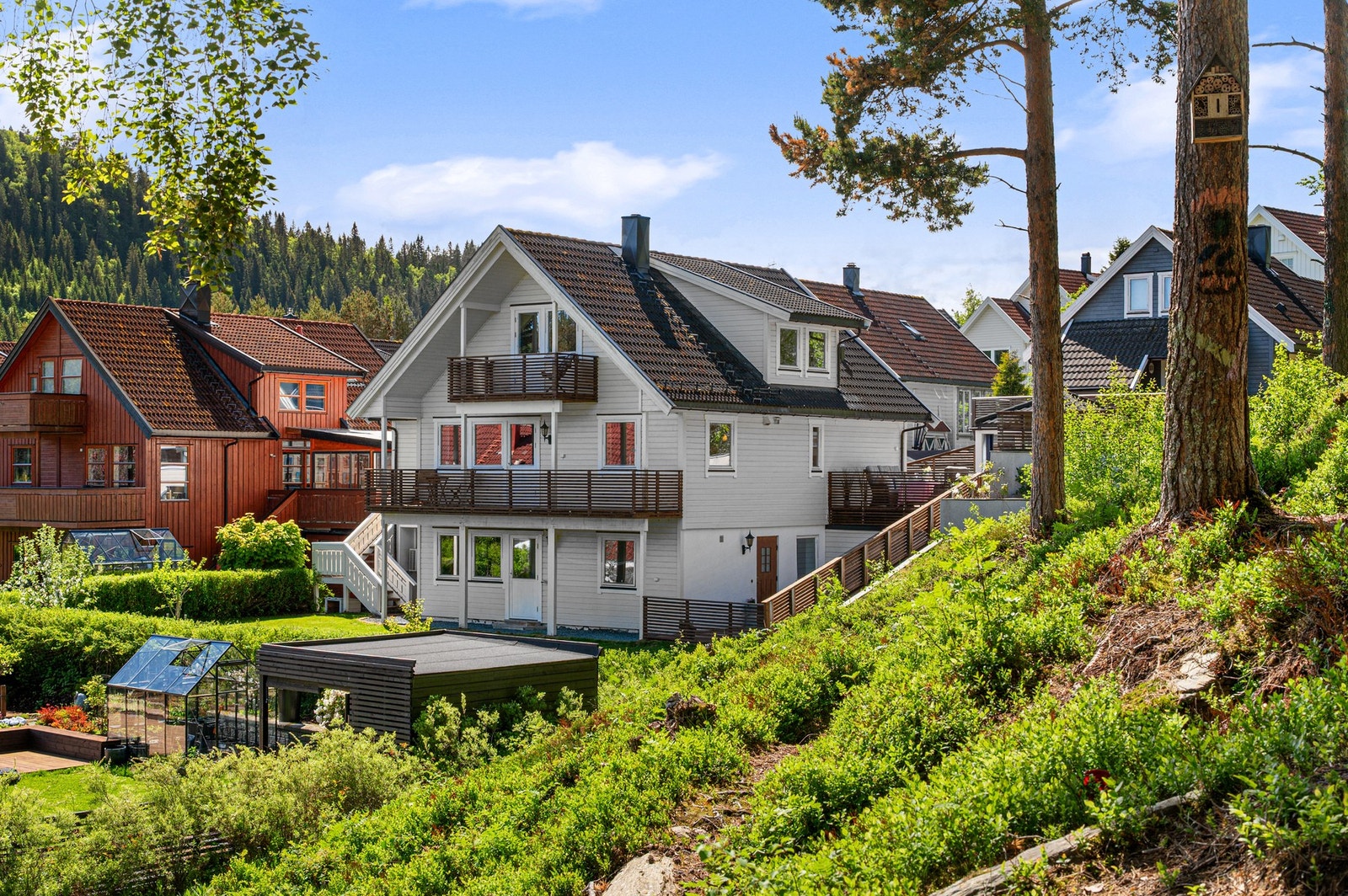 Boligen ligger innerst i blindvei, med lite gjennomgangstrafikk og skogen som nærmeste nabo. Galleribilde