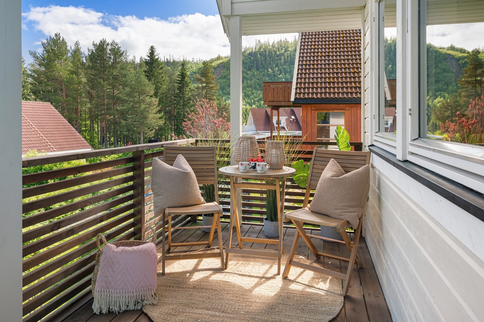 Fra loftstuen har man utgang til en altan på 5m². Galleribilde