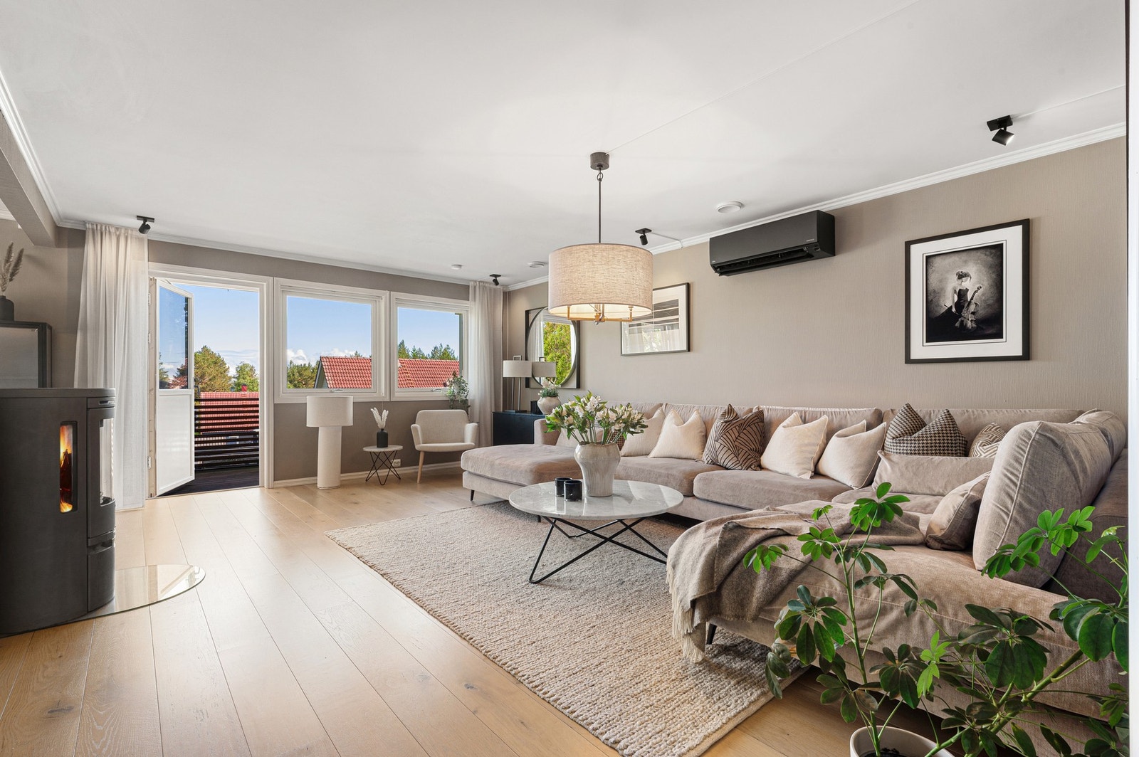Fra stuen har du direkte utgang til en av boligens herlige uteområder. Galleribilde