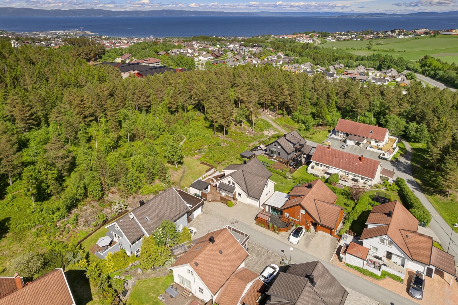 Bare en kort spasertur gjennom skogen har man både barneskole, ungdomsskole, barnehage, Bunnpris-butikk m.m. Galleribilde