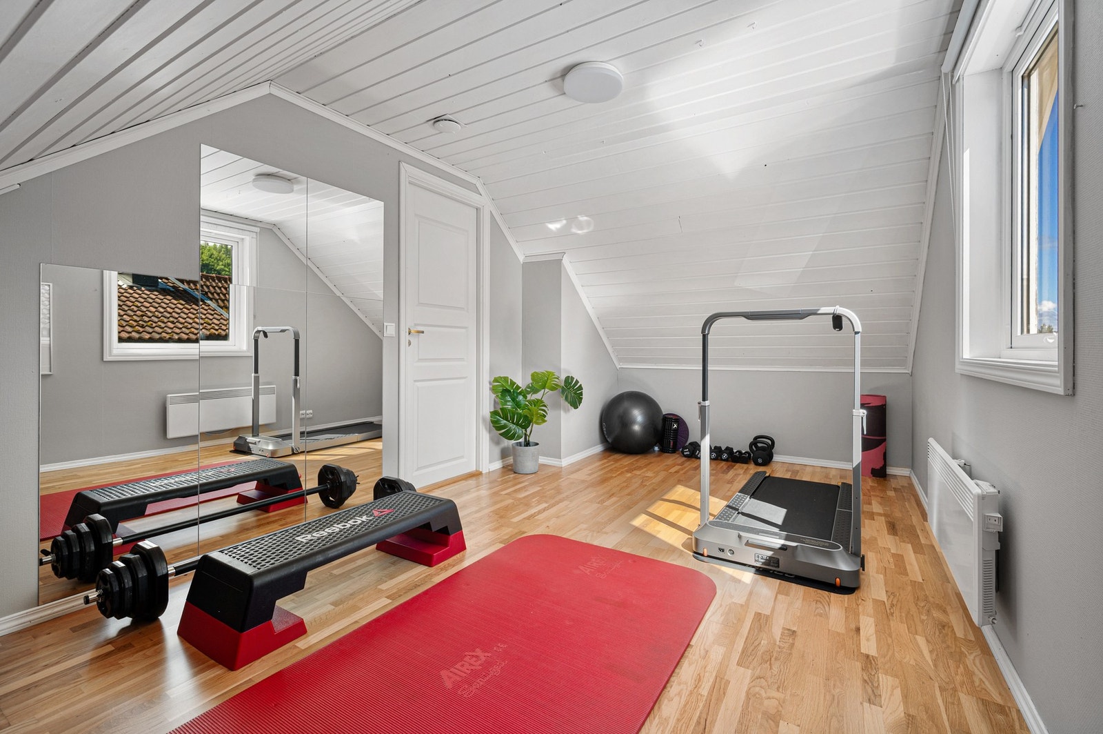 Rom over garasje på ca. 10m² (brukes som soverom/treningssrom, ikke omsøkt og godkjent, se andre relevante opplysninger i salgsoppgaven for mer informasjon). Galleribilde