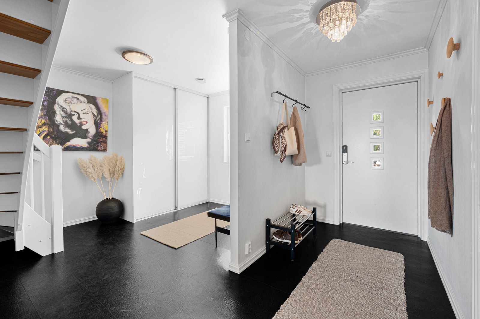 Innbydende og stort inngangsparti/hall på til sammen 17,6m² med god plass til å henge fra seg ytterklær/sko og utstyr. Galleribilde