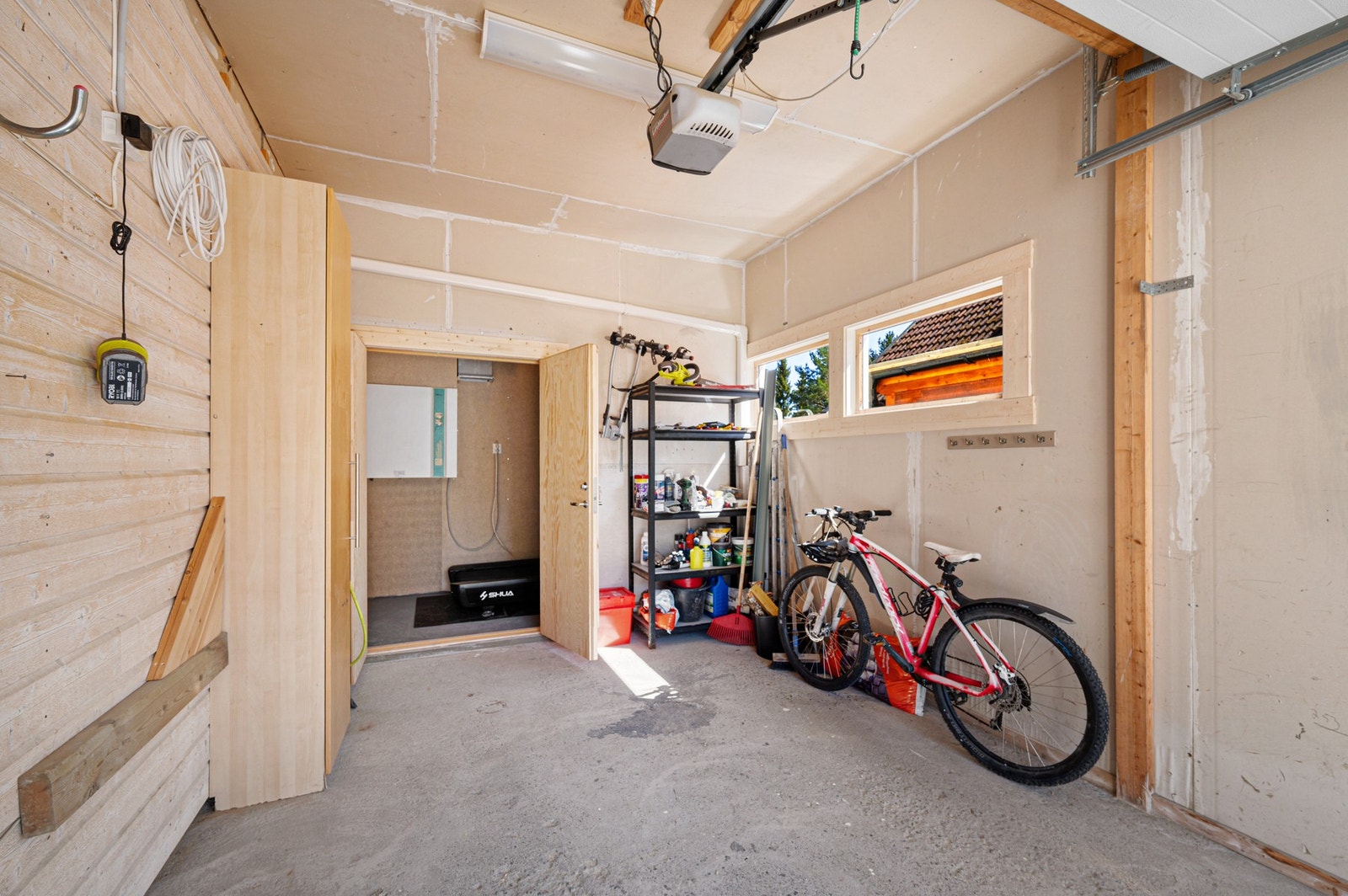 Under garasjen har man også mye lagringsplass i boder på hhv. 9m², 8m² og 6m². Galleribilde