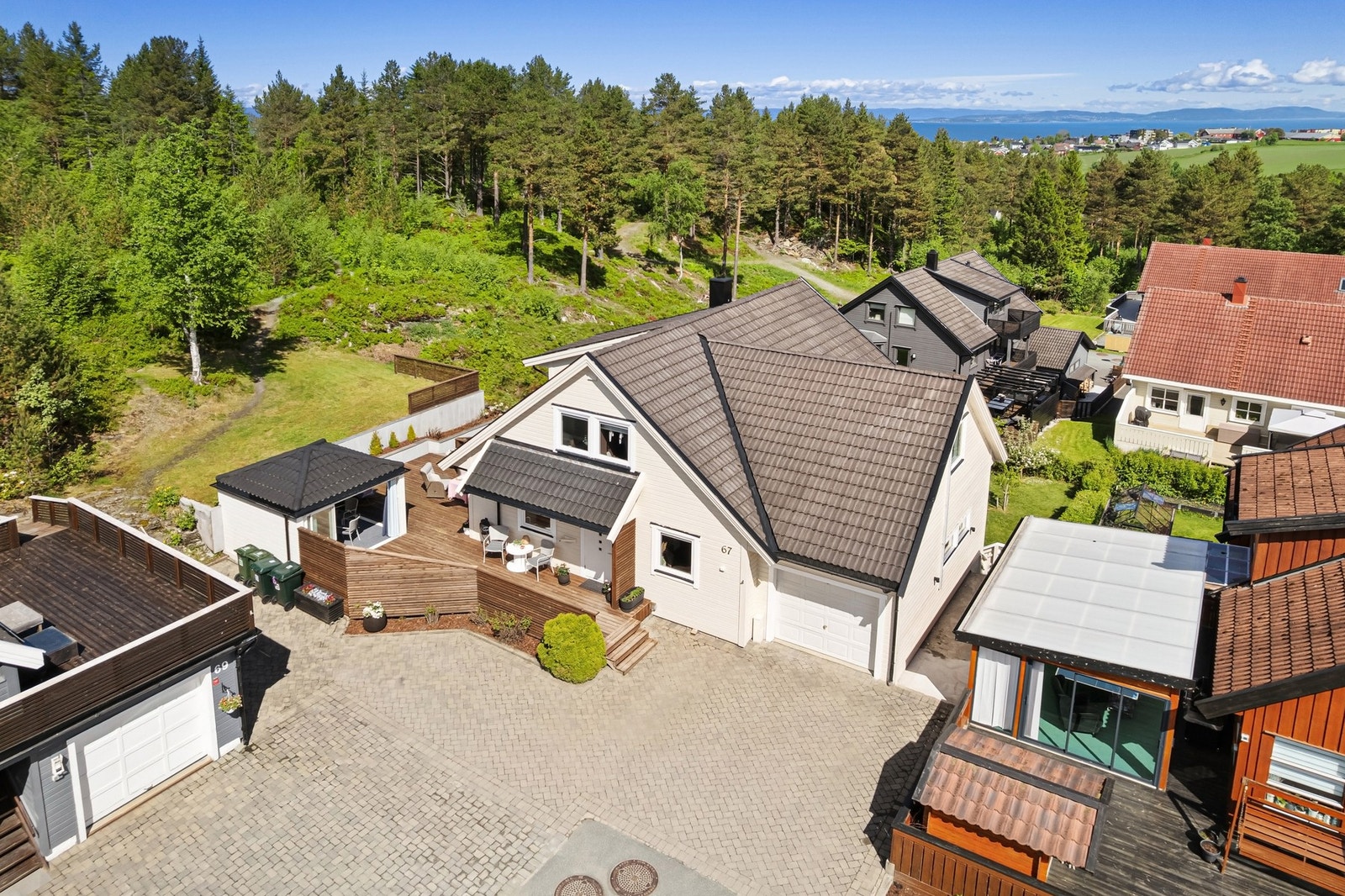 Eiendommen er på gode 647m² med flere flotte uteområder, oppstillingsplasser på brostein og integrert garasje. Galleribilde