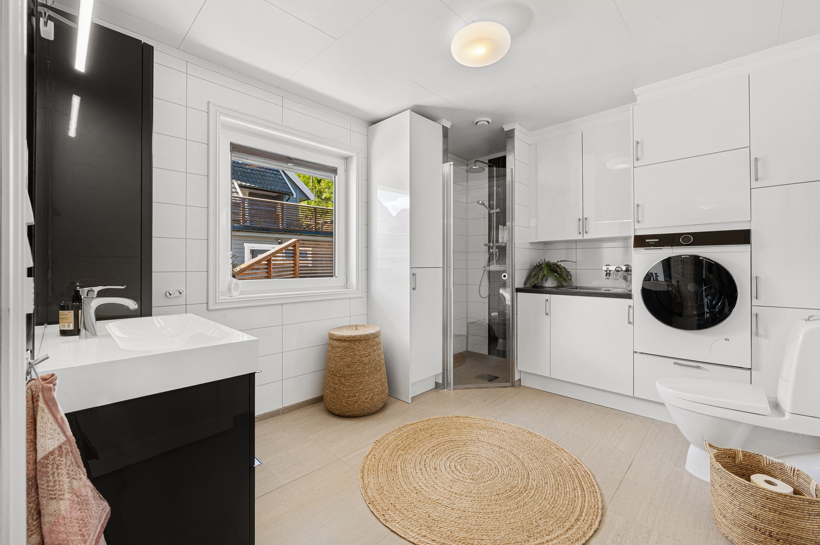 Stort, praktisk og lekkert kombinert bad/vaskerom i 1.etasje på hele 9,6m² Galleribilde