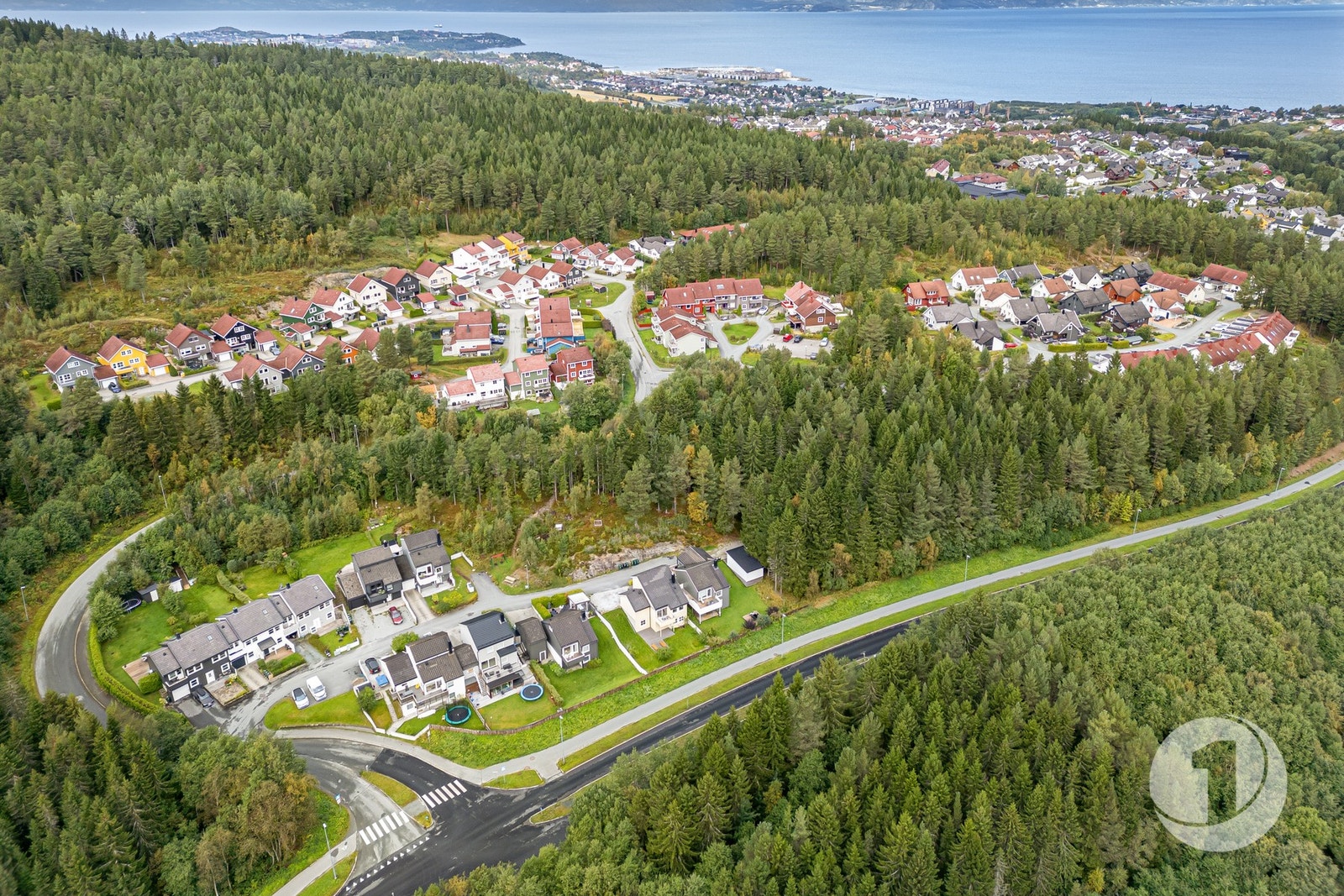 Sagplassen er et populært boområde for barnefamilier med kort vei til butikk, idrettshall, lekeplasser, fotballbane, volleyballbane og bussholdeplass. Galleribilde