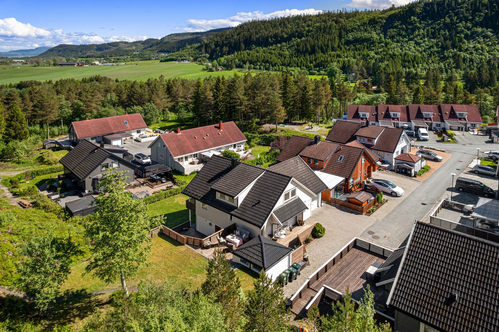 Dronebilde av eiendommen. Flott og innholdsrik enebolig med hjørnetomt innerst i blindvei. Galleribilde