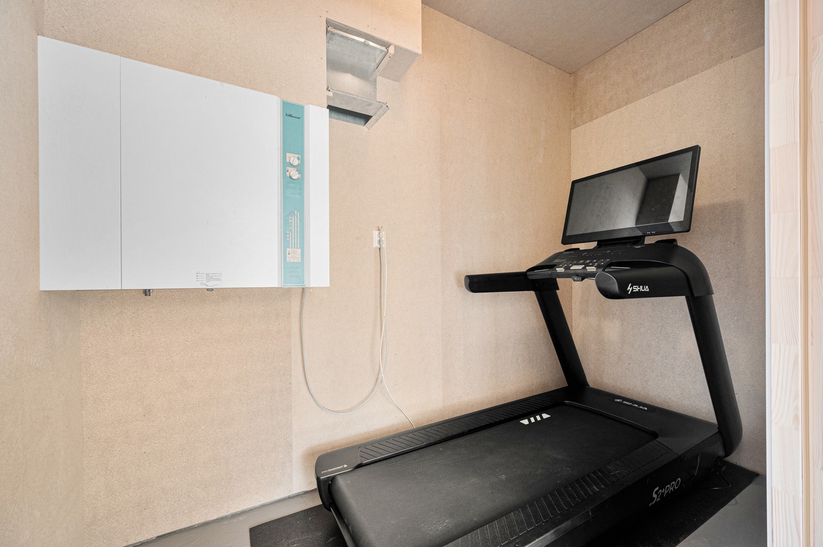I bakkant av garasjen er det etablert en bod på ca. 5 kvm, med plass til både oppbevaring og treningsutstyr. Galleribilde