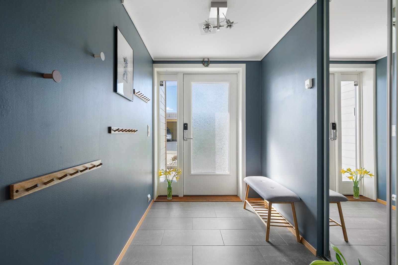 Ytterdøren er utstyrt med kodelås fra Yale Doorman. Entréen har også en praktisk skyvedørsgarderobe. Galleribilde
