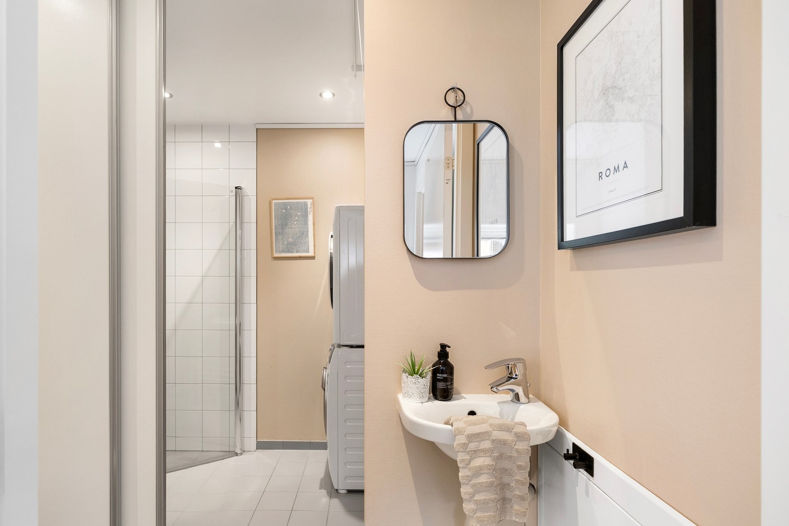 Badet har en praktisk løsning med skyvedører, som deler av vaskeromsdelen og toalett. Galleribilde