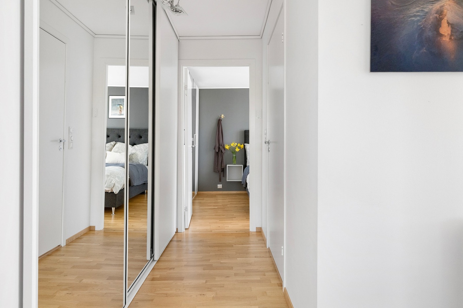 Mellom hovedsoverommet og de resterende soverommene i andre etasje er det en stor skyvedørsgarderobe med masse lagringsplass. Galleribilde