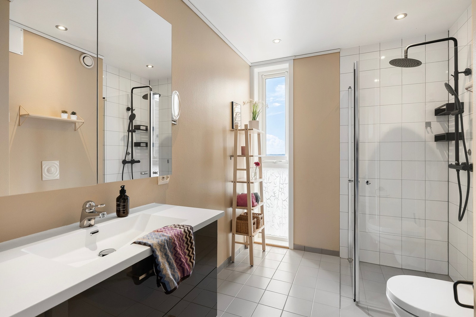 Badet i andre etasje er innredet med dusjhjørne med glassvegger, vegghengt toalett og servantinnredning. Galleribilde