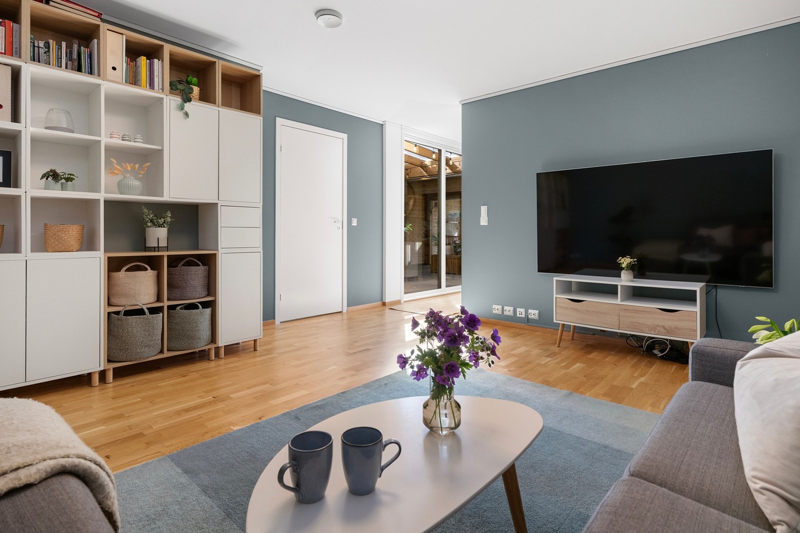 I første etasje har man en ekstra stue som passer perfekt som TV-stue, ungdomsavdeling, hjemmekontor eller lekerom. Galleribilde
