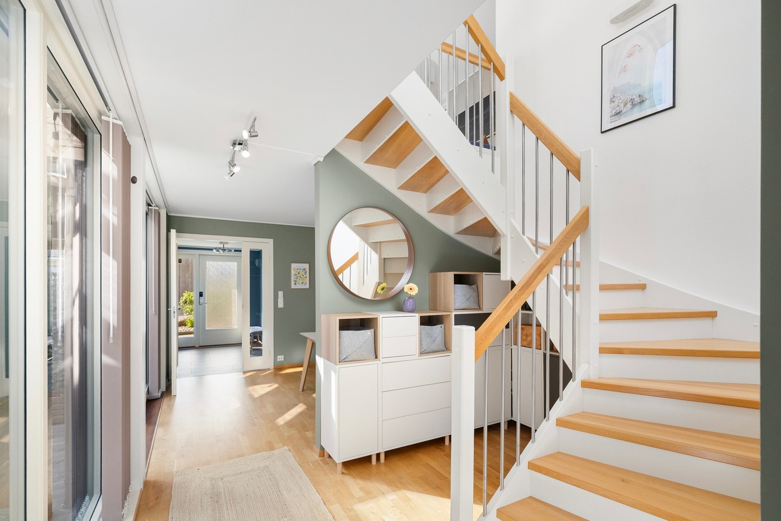 Den innvendige trappen binder etasjene sammen på en elegant måte og bidrar til boligens moderne uttrykk. Galleribilde