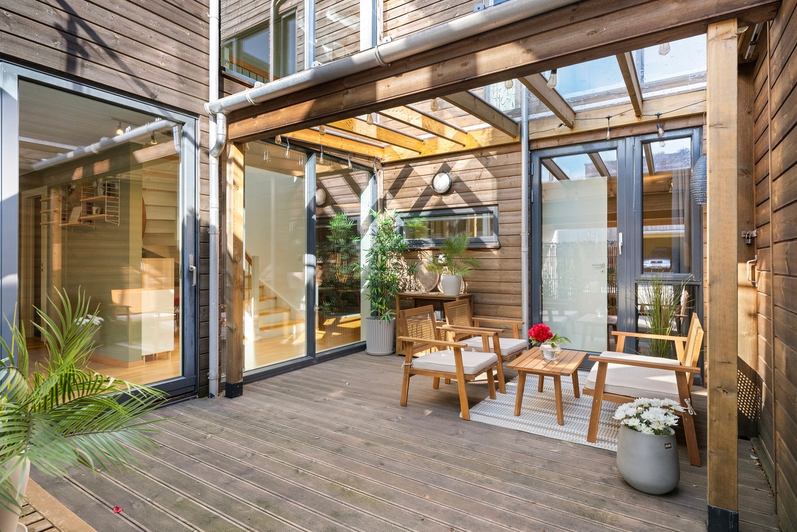 I første etasje har man et skjermet atrium som er oppgradert med nye terrassebord og pergolatak. Galleribilde