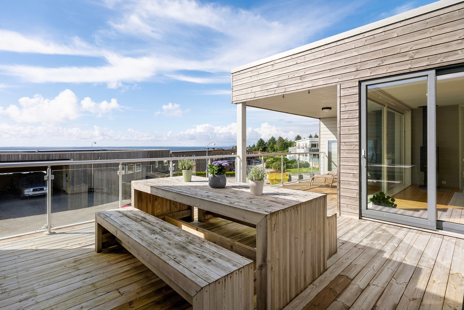 Terrassen har god plass til både spisegruppe, grill og lounge-møbler, og fungerer som en naturlig forlengelse av stuen. Galleribilde