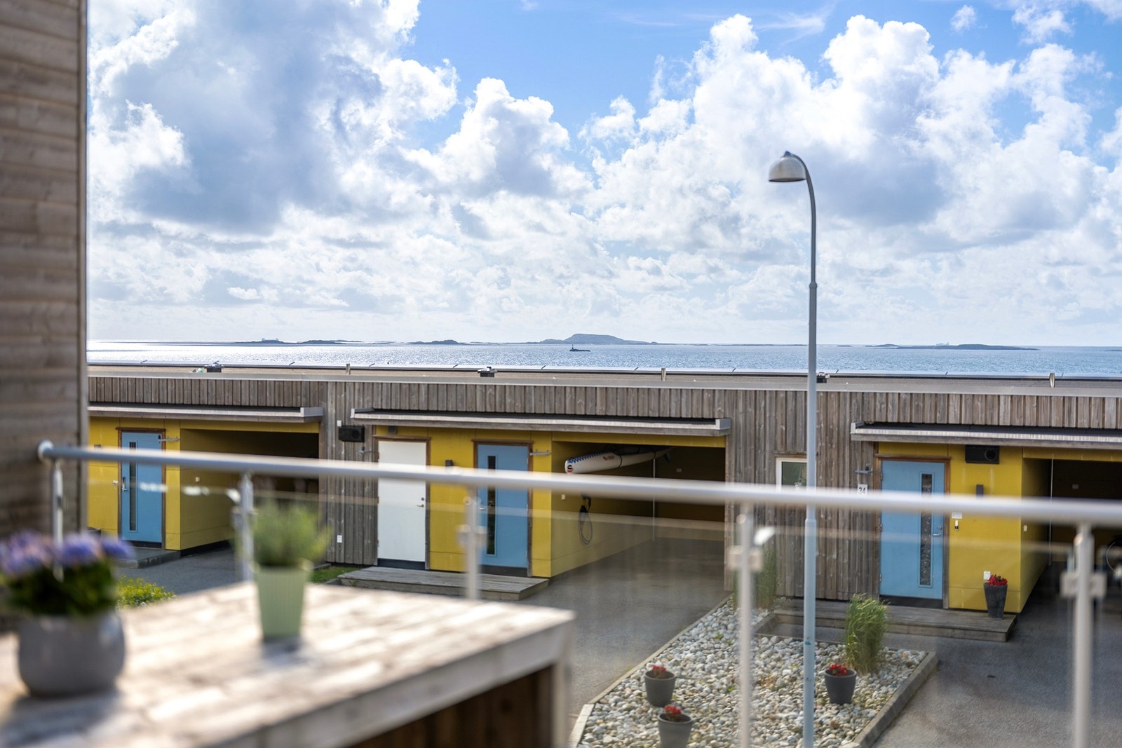 Kombinasjonen av havutsikt, gode solforhold og flere uteplasser gjør dette til en bolig som skiller seg ut i markedet. Galleribilde