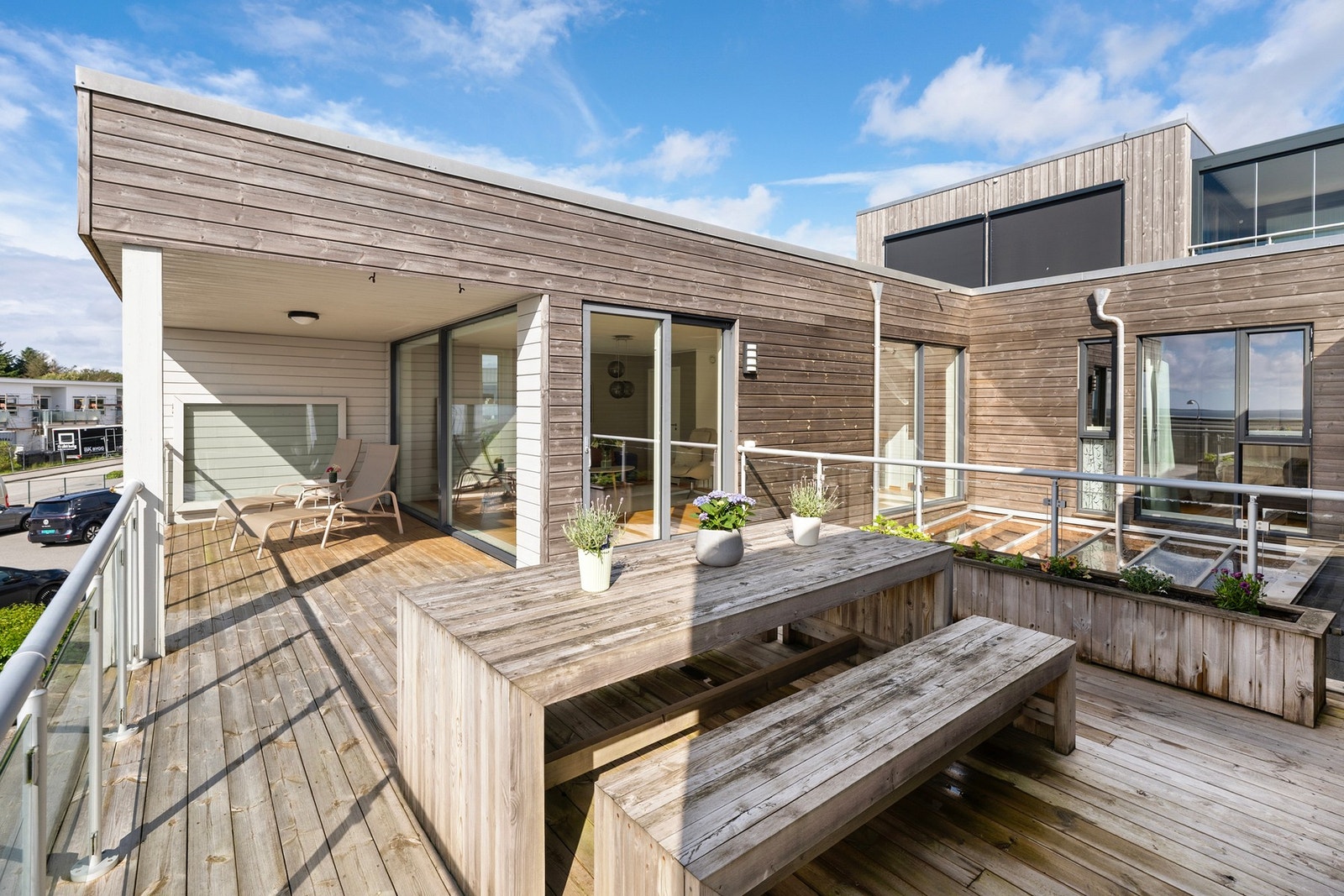 Den store terrassen i hovedetasjen byr på spektakulær havutsikt og svært gode solforhold fra morgen til kveld i sommerhalvåret. Galleribilde