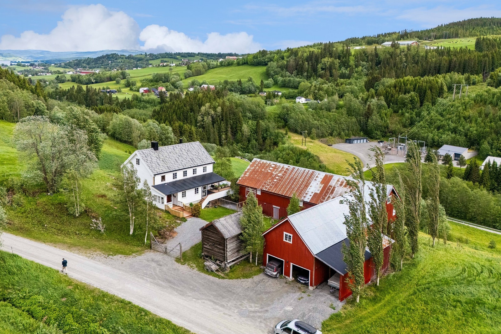 Velkommen til Aftretsvegen 146! En innholdsrik og velholdt eiendom med småbruksfølelse. Galleribilde