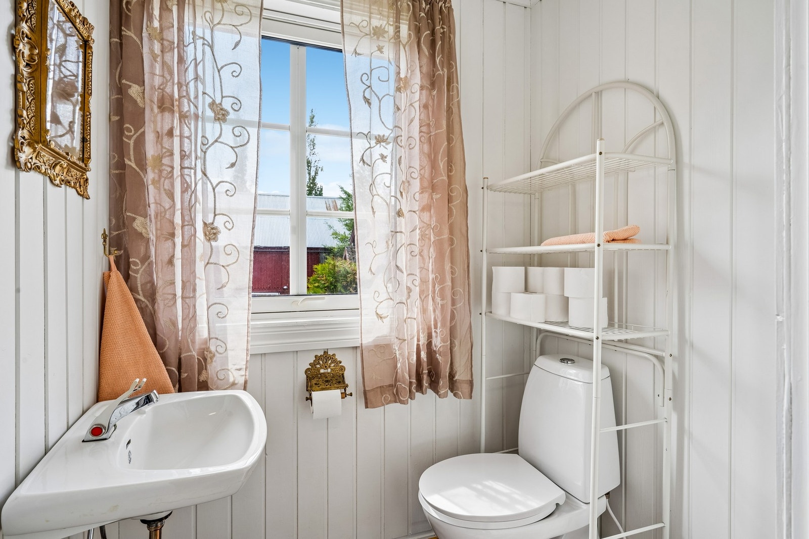 Praktisk toalettrom ved inngang. Galleribilde