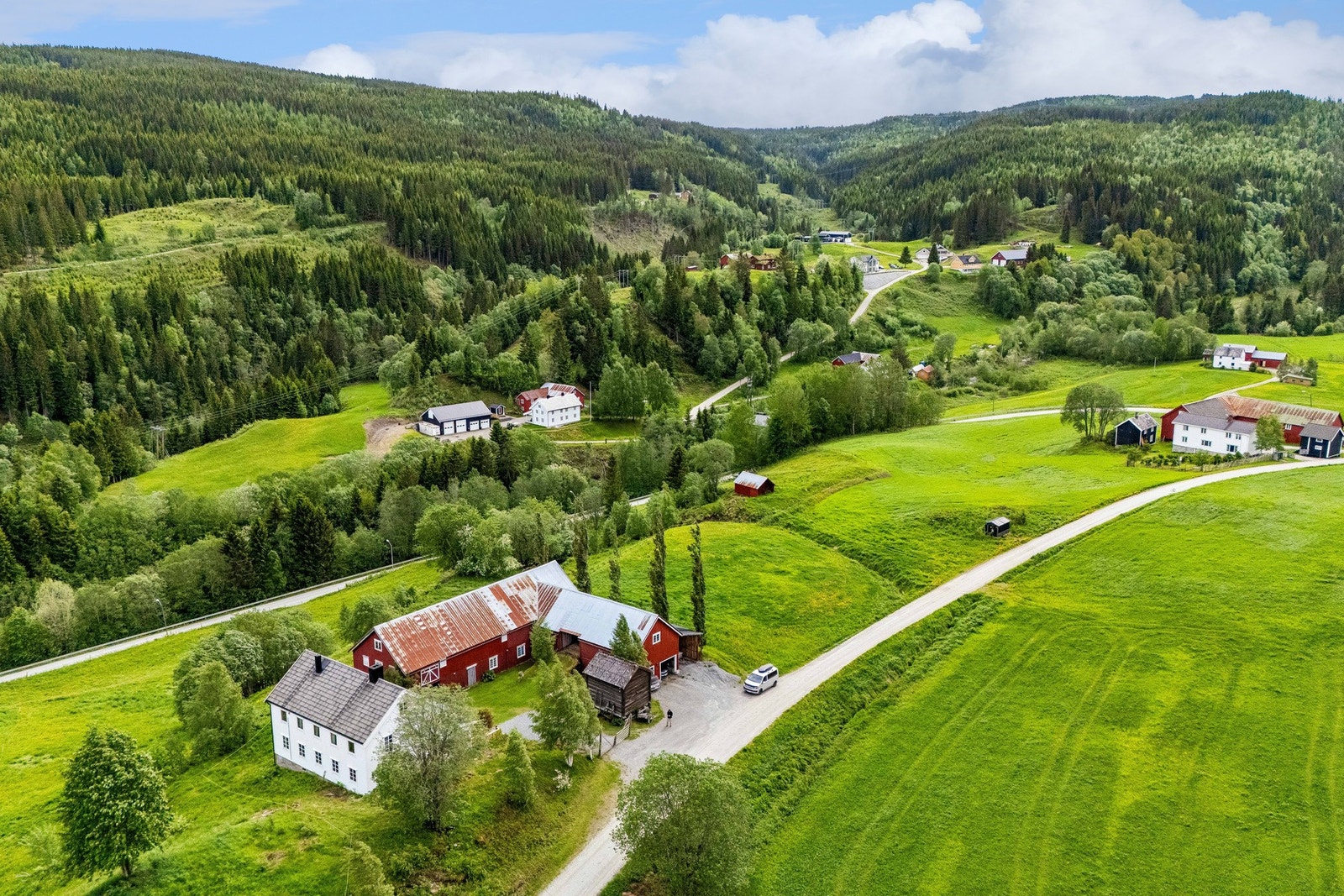 Eiendommen består av en enebolig, stabbur og driftsbygning med 2 garasjer og carport. Galleribilde
