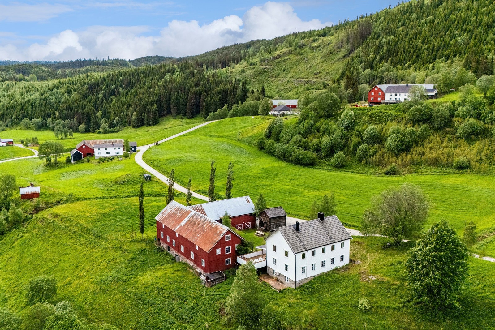 Eiendommen ligger landlig og skjermet til i et barnevennlig boområde. Galleribilde