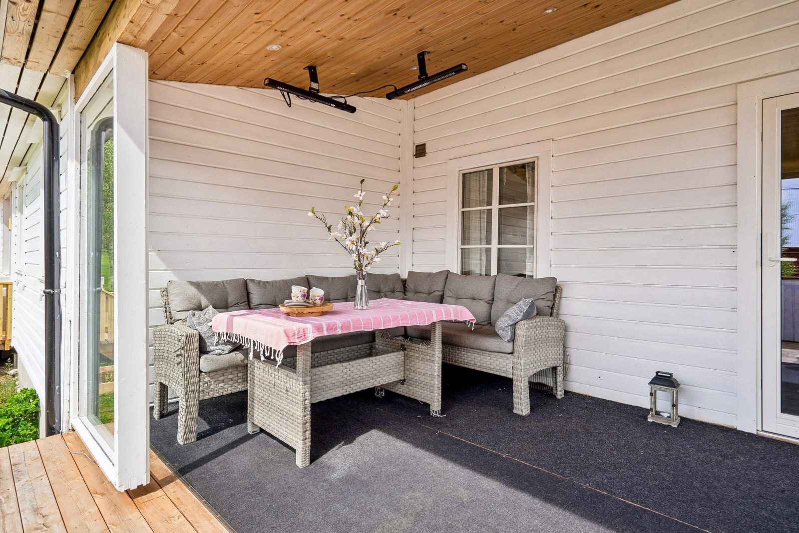 Overbygd veranda med god plass til sittegruppe. Galleribilde