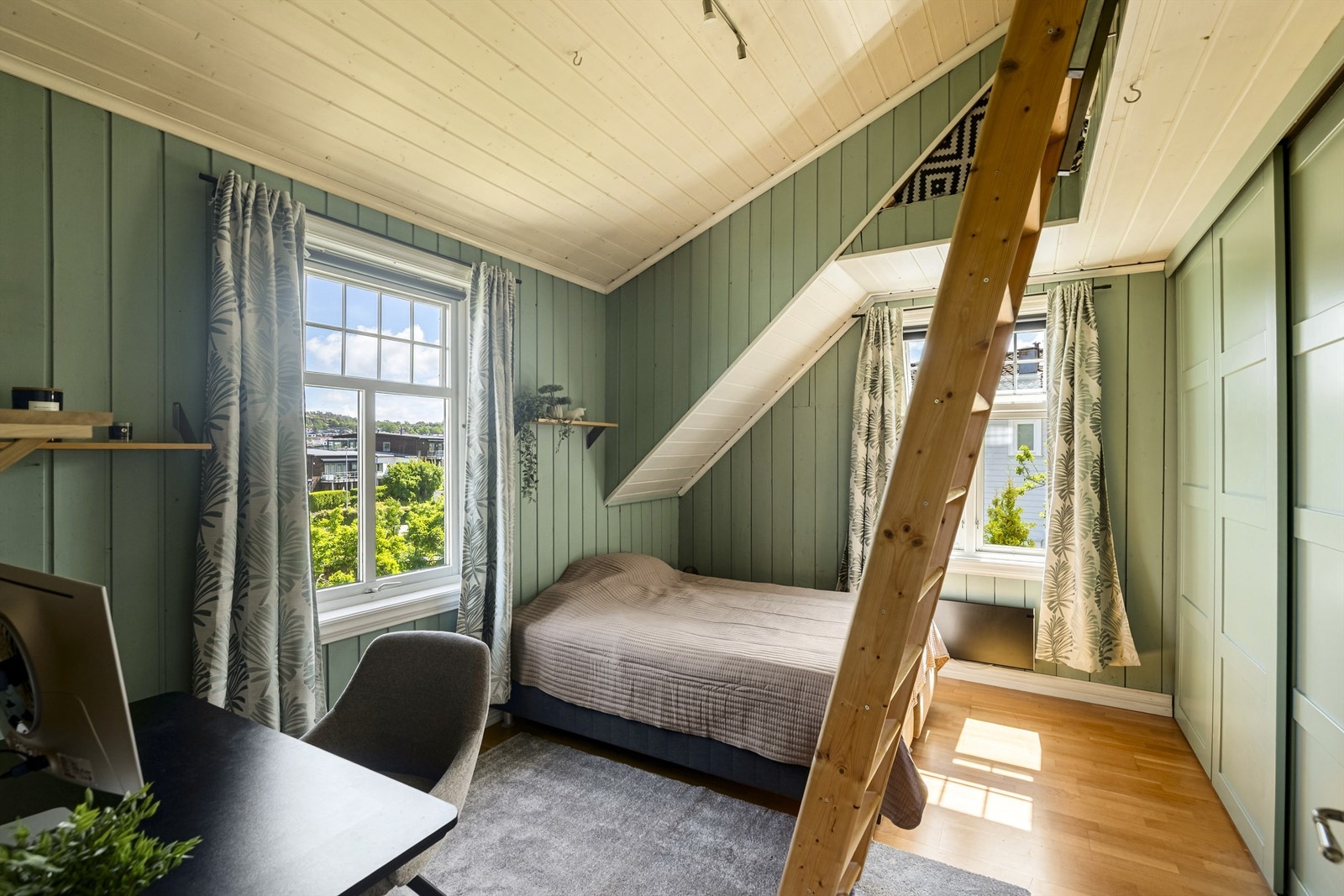 Et av soverommene har en smart hemsløsning og en takhøyde som varierer fra 1,10 til 3,63 meter. Galleribilde