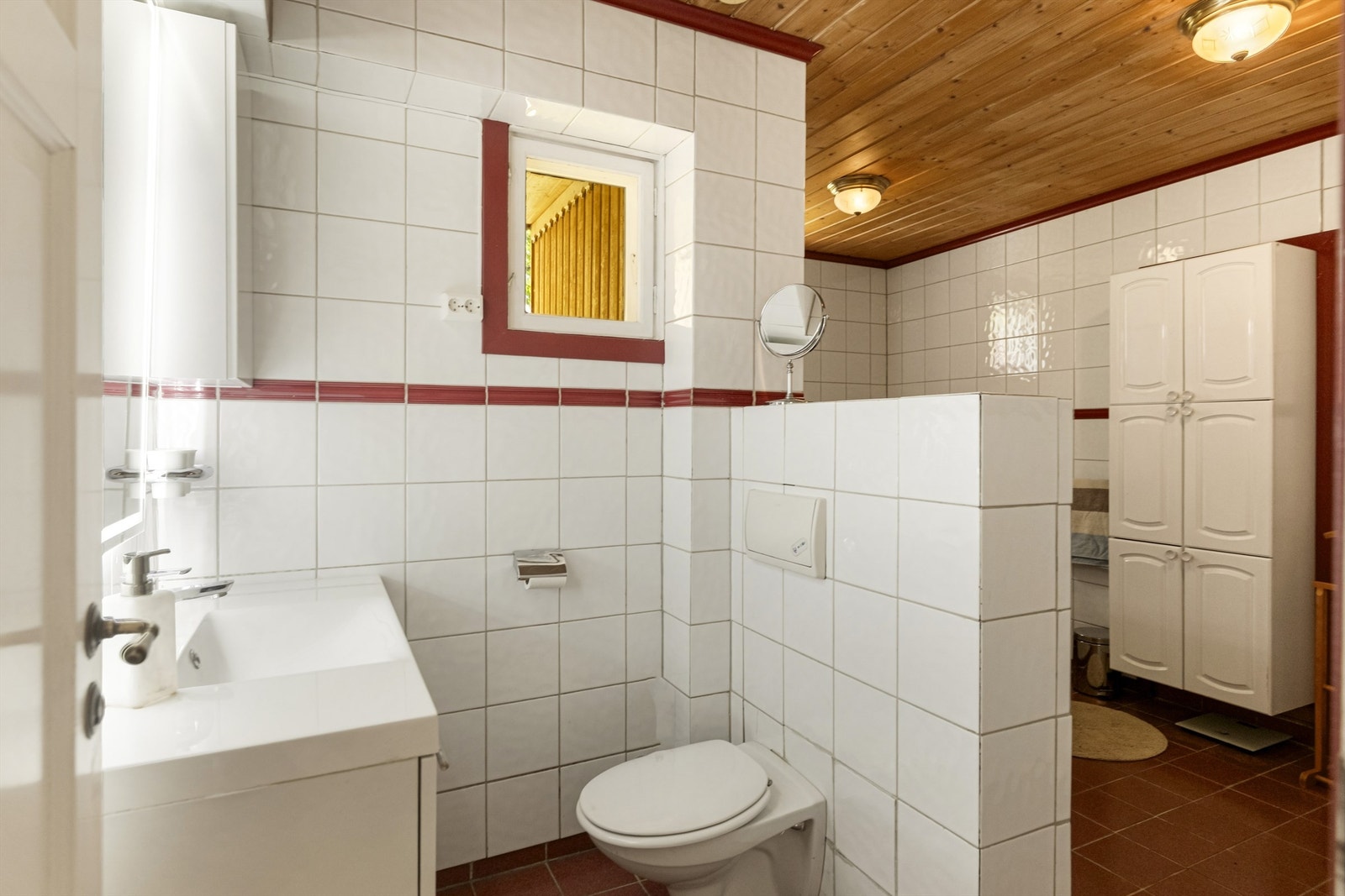 Badet i første etasje har flislagt gulv med varme og vegghengt toalett. Galleribilde