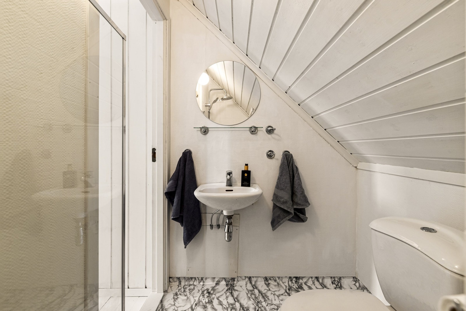 Badet i andre etasje er fra 1995 og har dusj på gulv med glassdør og gulvstående toalett. Galleribilde
