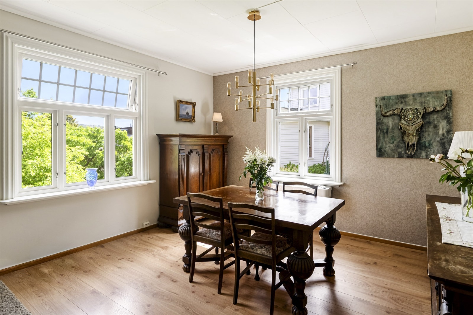Store vindusflater gir godt med dagslys i oppholdsrommene. Galleribilde