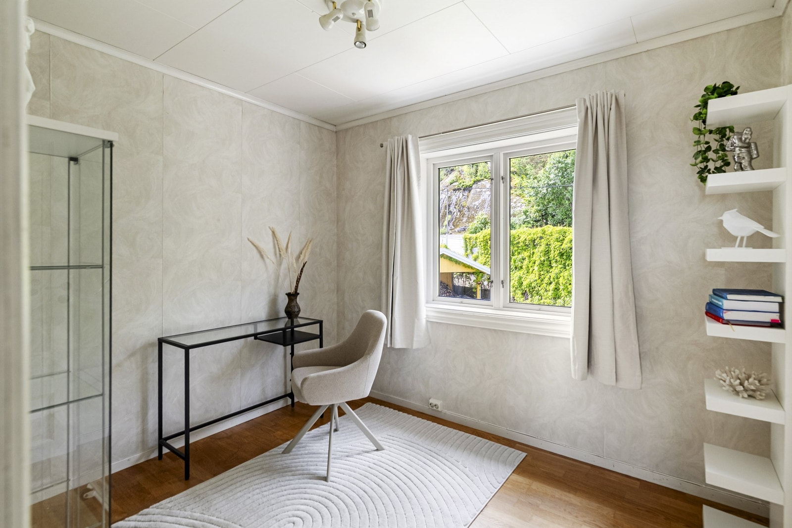 Det fjerde soverommet i boligen, her innredet som kontor. Galleribilde