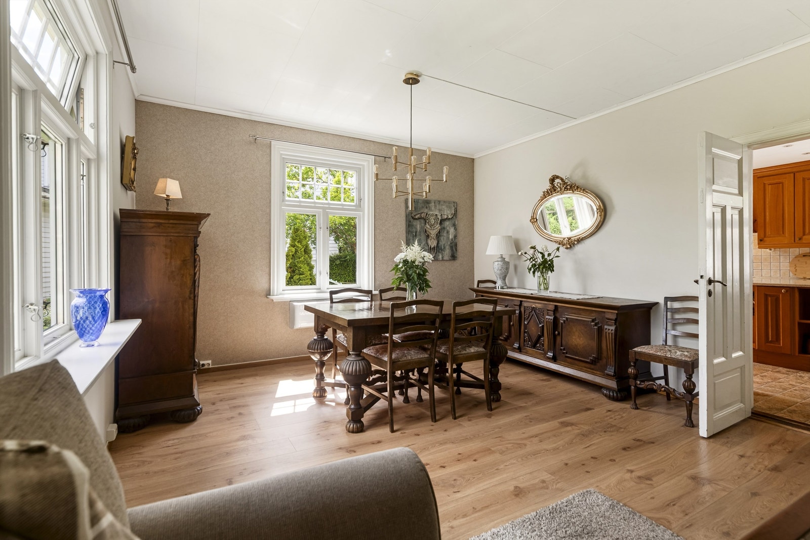 Spisestuen er et naturlig samlingspunkt med god plass til langbord. Galleribilde
