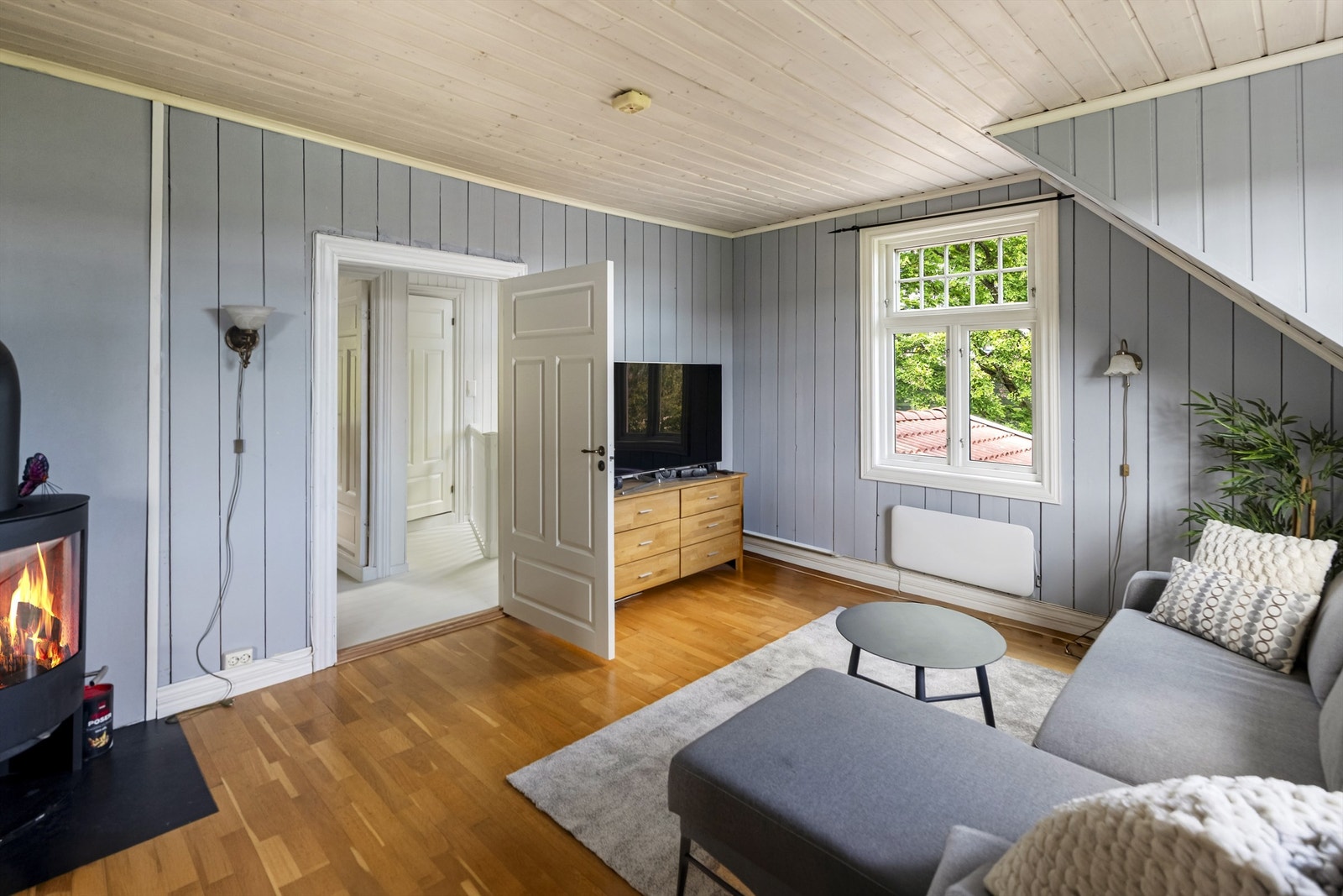 Det er også etablert et ildsted i tilknytning til et av soverommene i denne etasjen. Galleribilde