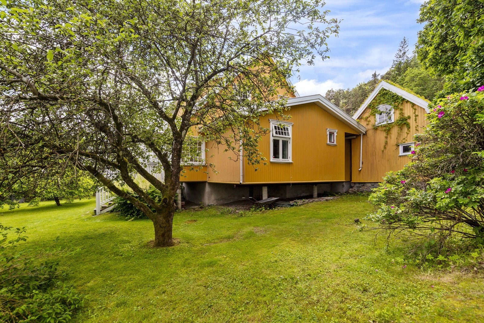 På eiendommen står også et uthus fra 1928 over to etasjer, med et samlet bruksareal på 35 m². Galleribilde