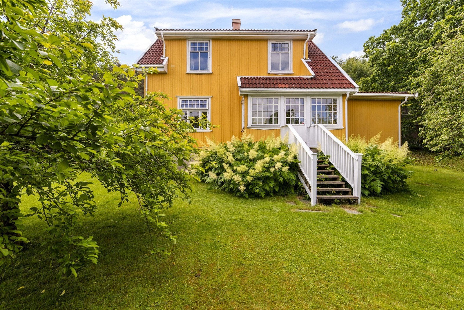 Utvendig trapp i trekonstruksjon binder stuen og hagen sammen. Galleribilde