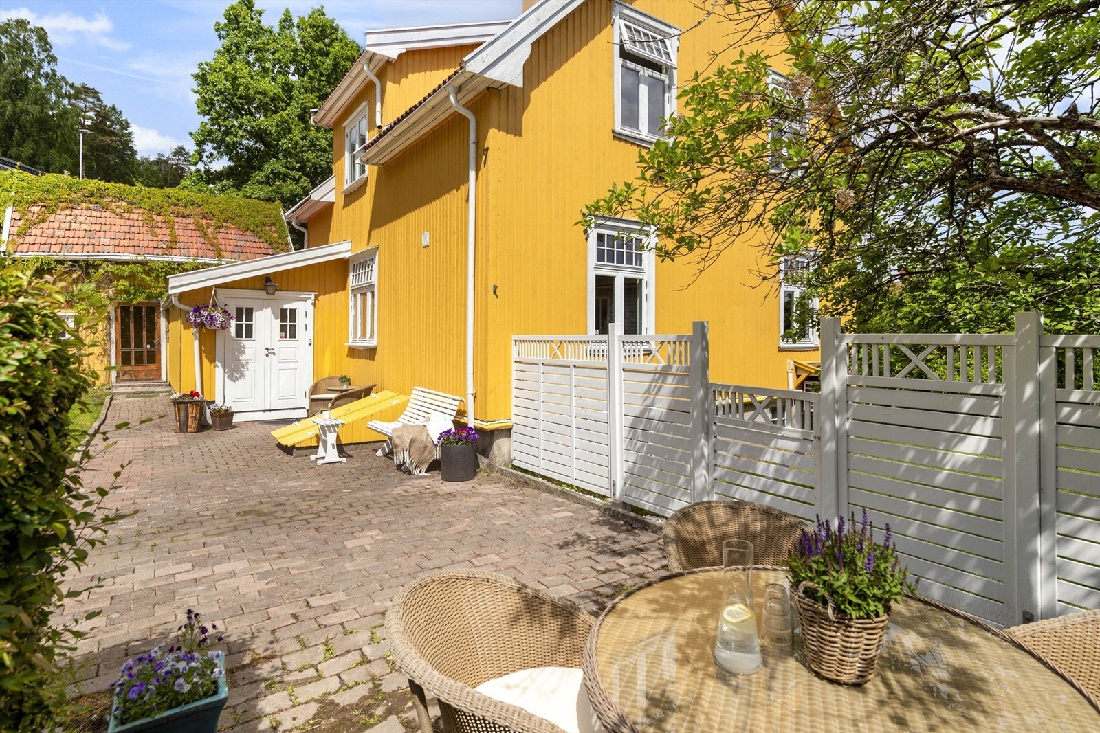 Gårdsplassen binder sammen hovedhus, garasje og uthus. Galleribilde