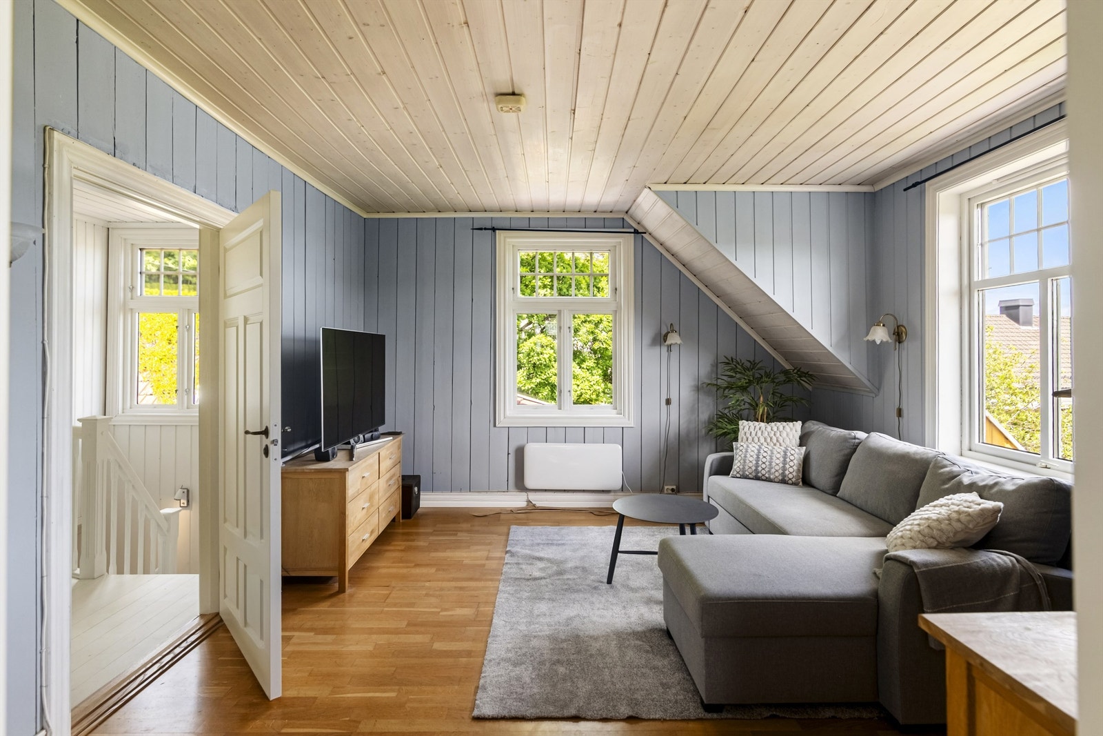 Loftstuen i andre etasje gir ekstra spillerom for familien. Galleribilde