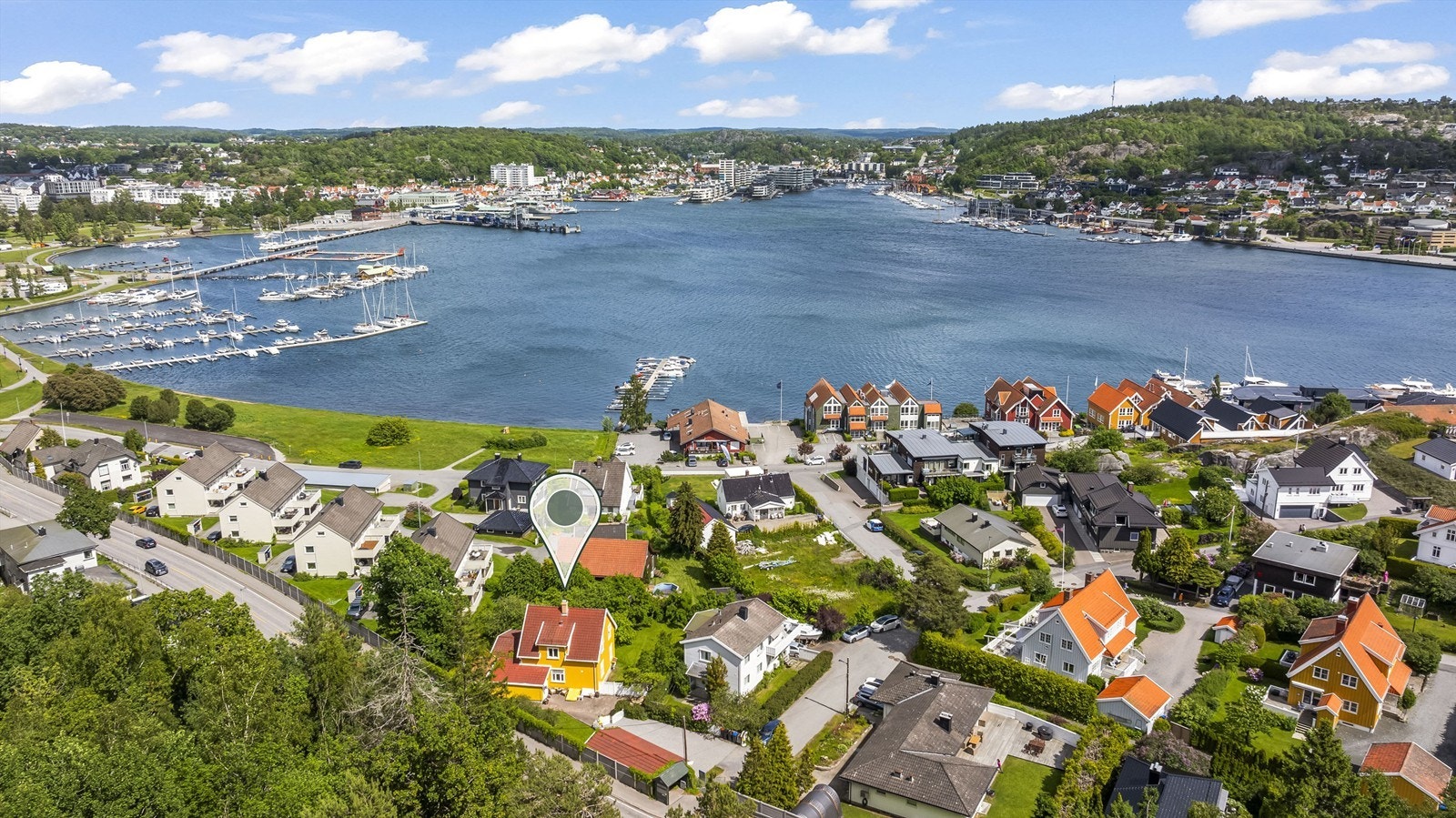 Beliggenheten kombinerer nærhet til sjøen med kort gangavstand til Sandefjord sentrum, som ligger kun ca. 10 minutter unna. Galleribilde