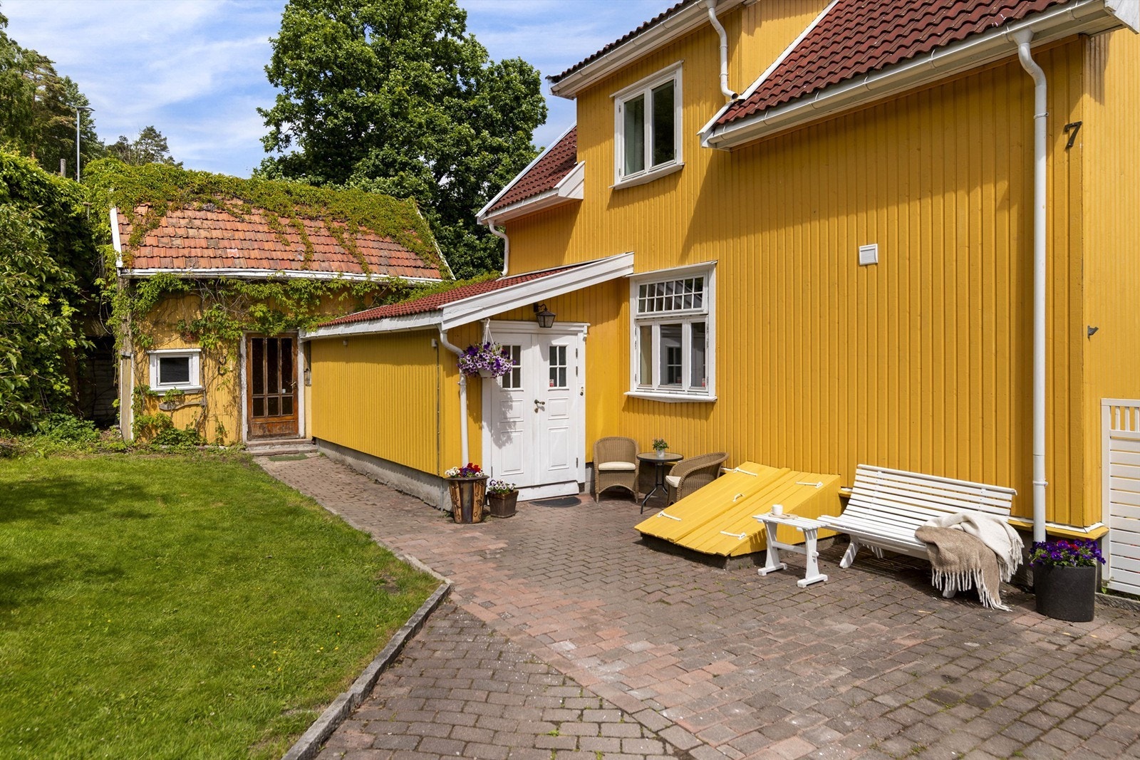 Gårdsplassen er delvis belagt med belegningsstein. Galleribilde