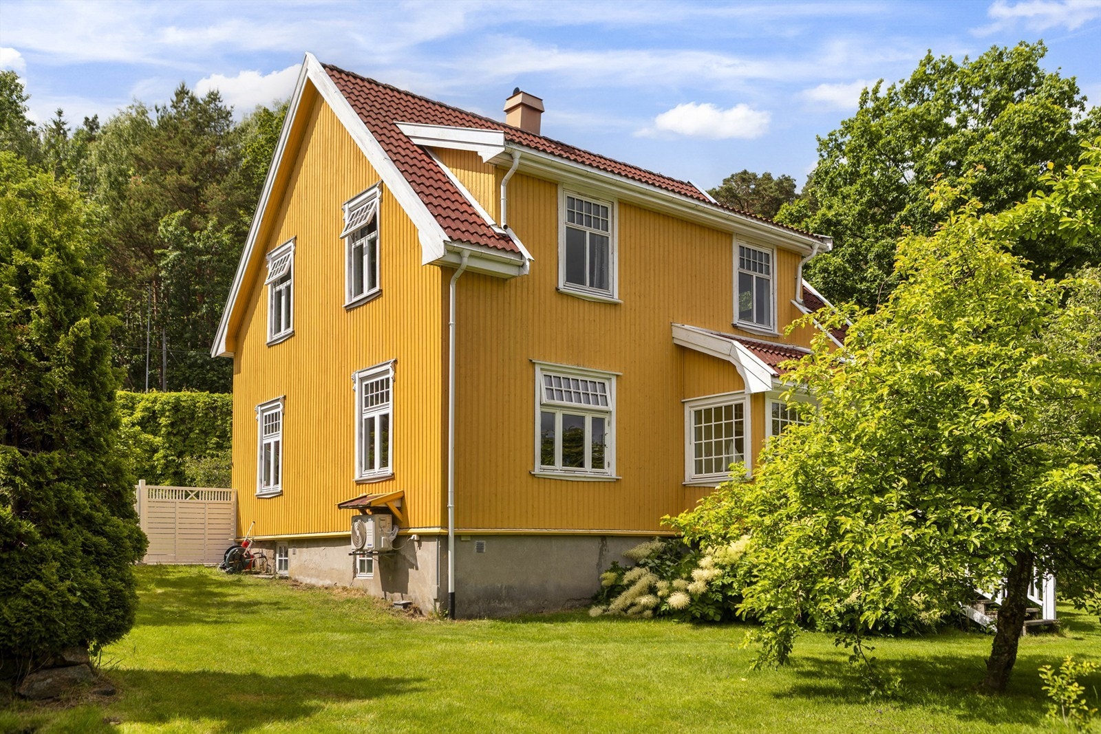 Boligen har yttervegger i trekonstruksjon med utvendig stående trekledning. Galleribilde