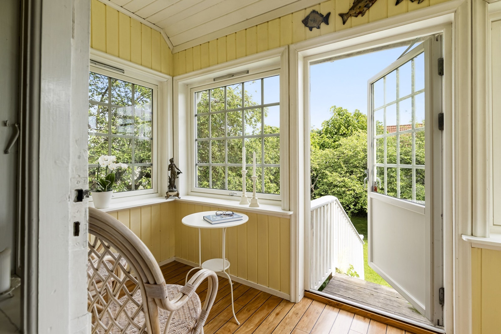 Glassverandaen er et lyst og trivelig rom med panel på vegger og i tak. Galleribilde