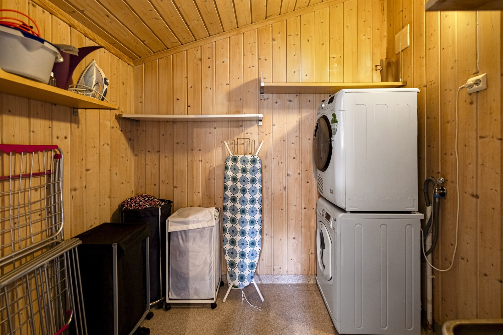Separat vaskerom fra 1995 med gulvvarme, opplegg for vaskemaskin og utslagsvask. Galleribilde