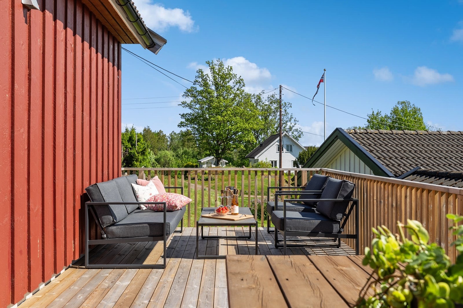 Den impregnerte terrassebordkledningen gir et pent og vedlikeholdsvennlig uttrykk, samtidig som den skaper en naturlig forlengelse av oppholdsarealet innendørs. Galleribilde