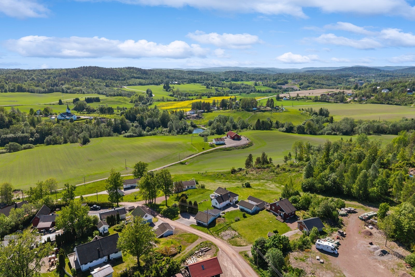 Eiendommen ligger høyt og fritt til i Døvleveien, i naturskjønne og landlige omgivelser i Kværne. Galleribilde