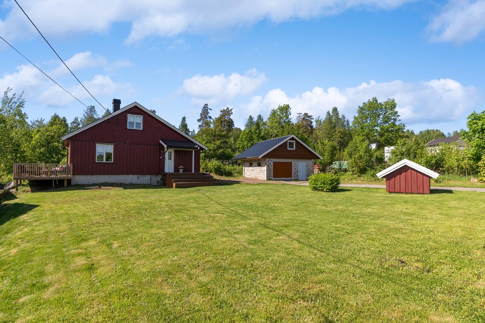 Eiendommen har en romslig garasje på 38 m² med et uinnredet loft for ekstra lagring. Galleribilde