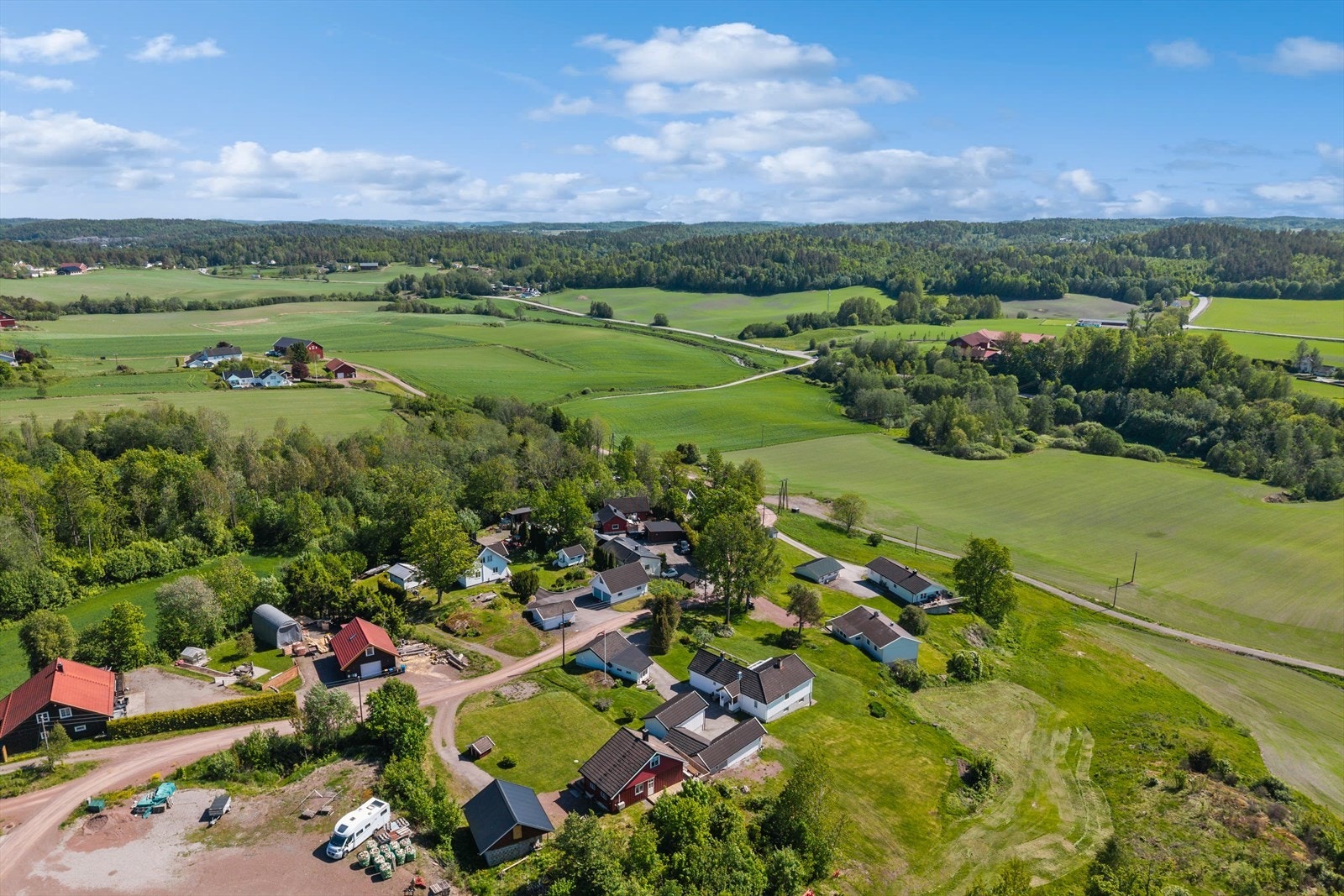 Fra eiendommen kan man nyte en flott utsikt over det vakre kulturlandskapet med åpne jorder, skogholt og grønne omgivelser som skaper en rolig og harmonisk ramme rundt hverdagen. Galleribilde