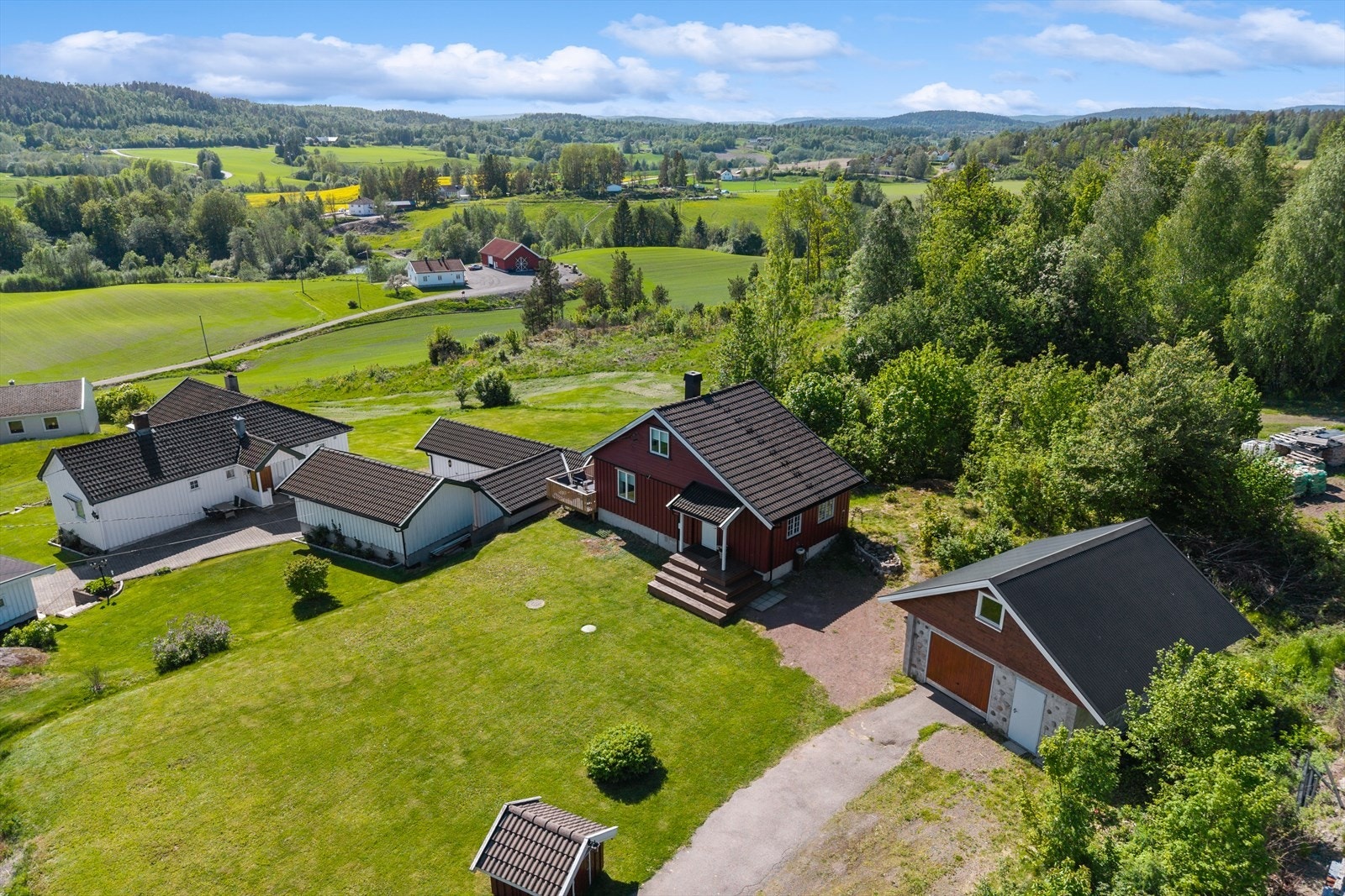 Oversikt over eiendommen og dens plassering i det naturskjønne landskapet. Galleribilde