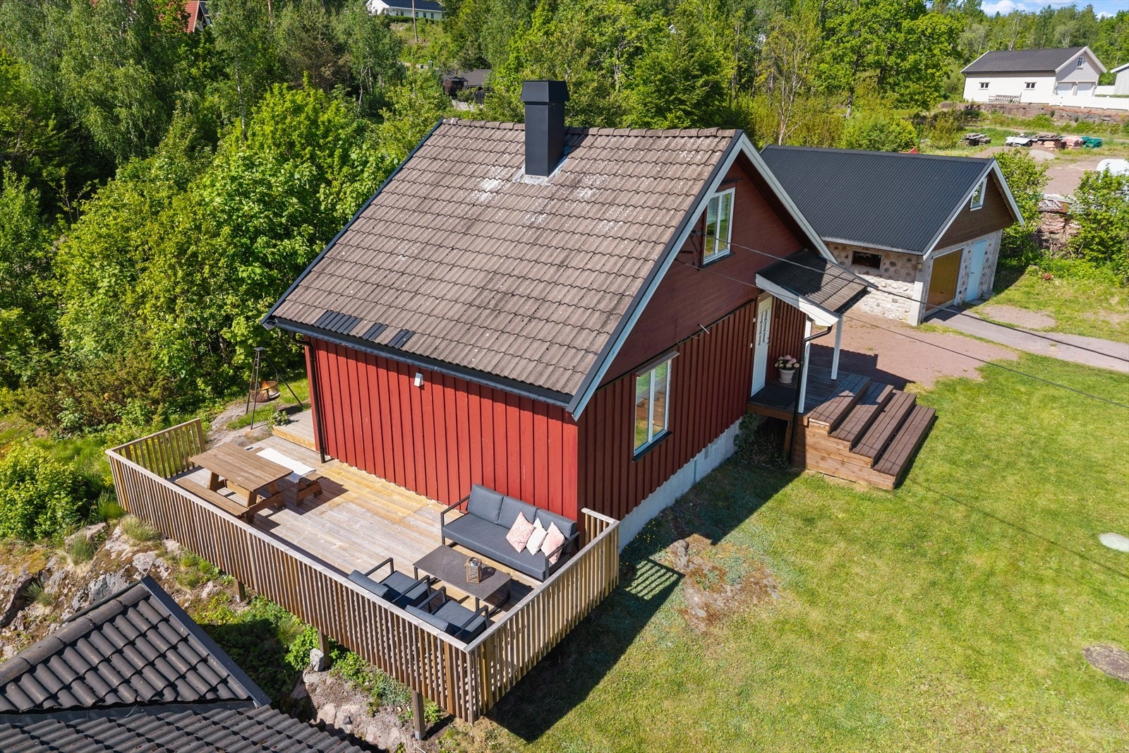 Fra verandaen åpner det seg et vidstrakt utsikt mot åpne jorder, skogholt og bølgende åser som skifter karakter gjennom årstidene. Galleribilde